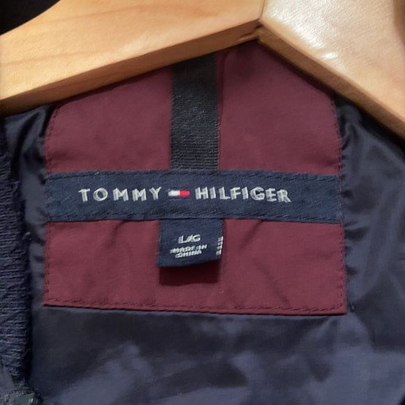 Used in great condition Tommy Hilfiger Men’s bomber in Dark Navy - Picture 3 of 5